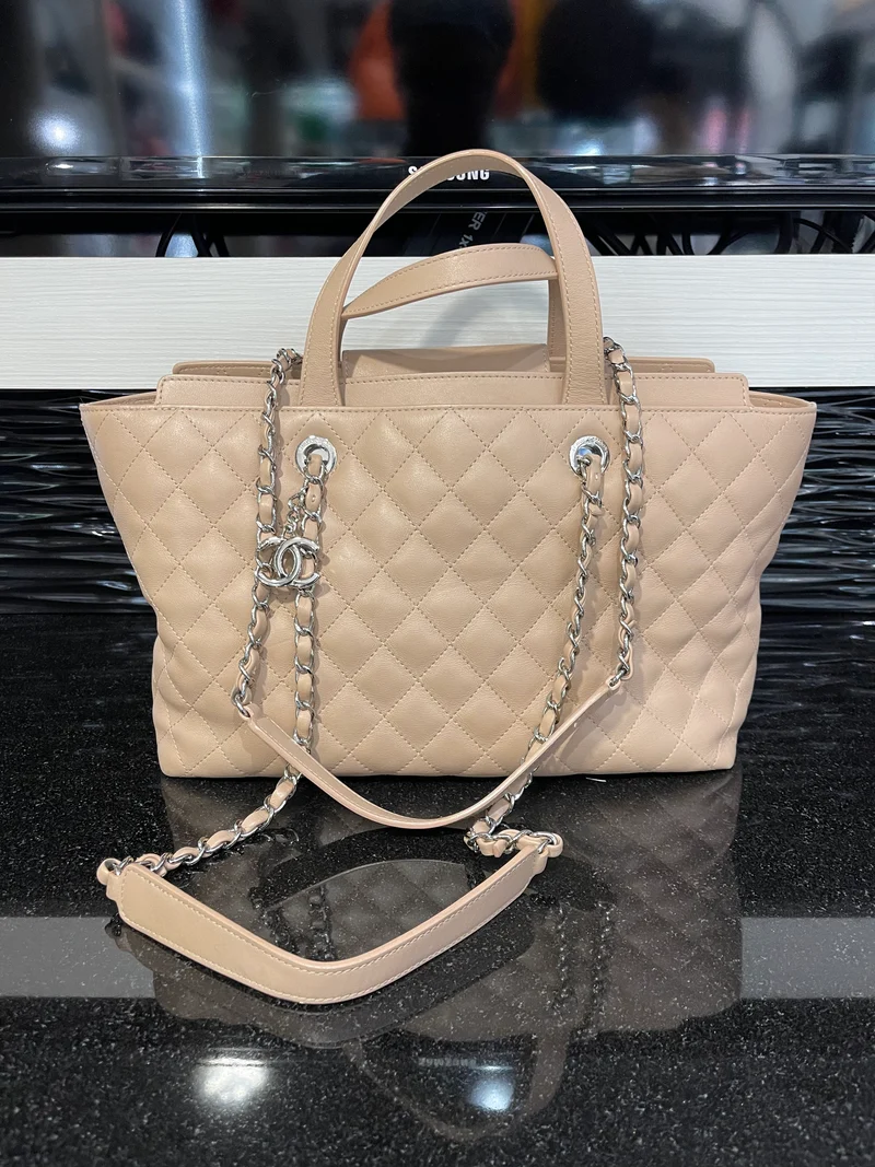 Borsa Chanel usata in pelle di vitello trapuntata beige chiaro media SHW (2017-2018)