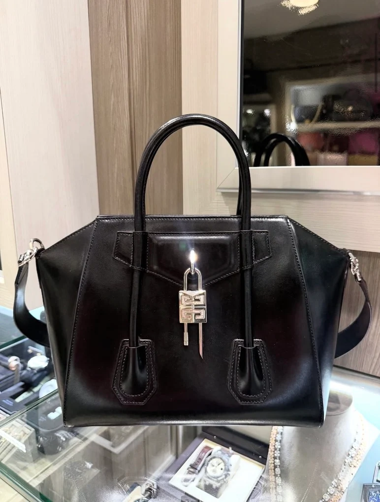 Borsa Givenchy Antigona Lock It piccola usata (2022)