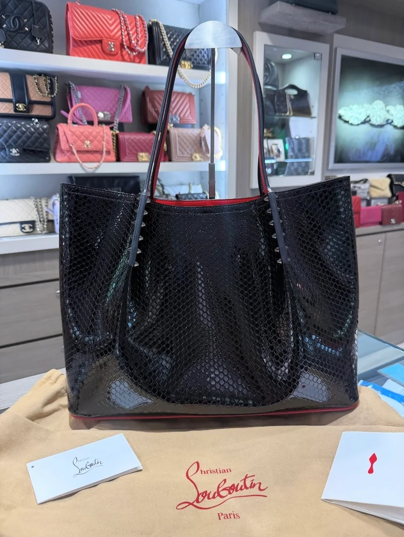 Borsa a mano grande Cabarock di Christian Louboutin usata in pelle goffrata di coccodrillo