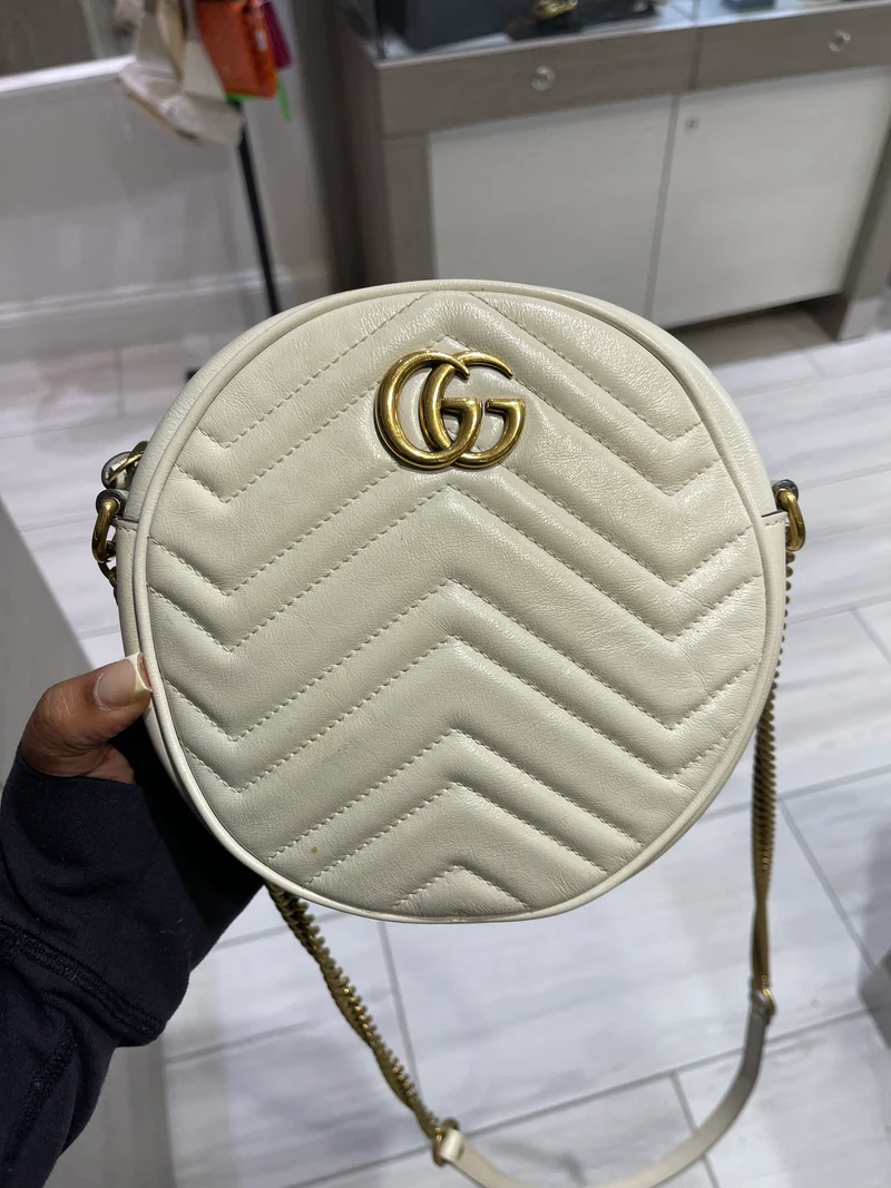 Borsa a tracolla Gucci Marmont rotonda in pelle avorio usata, finiture in oro anticato, modello: 550154