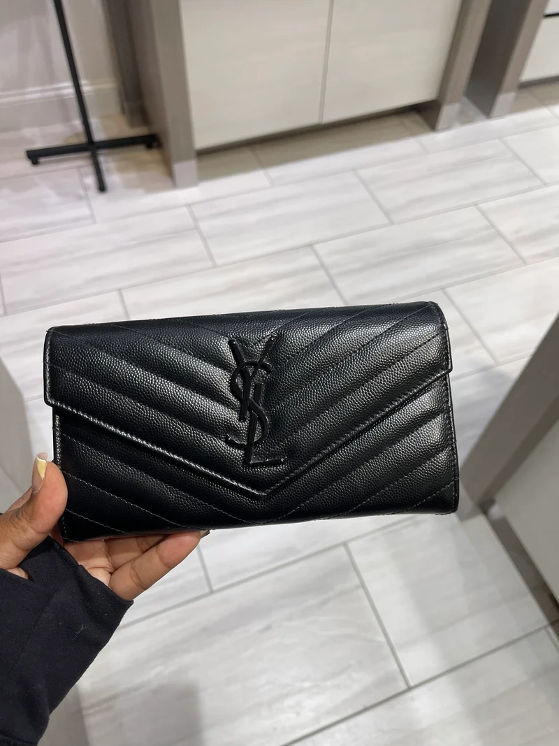 Portafoglio grande con patta monogramma YSL di Saint Laurent usato in pelle martellata – Nero
