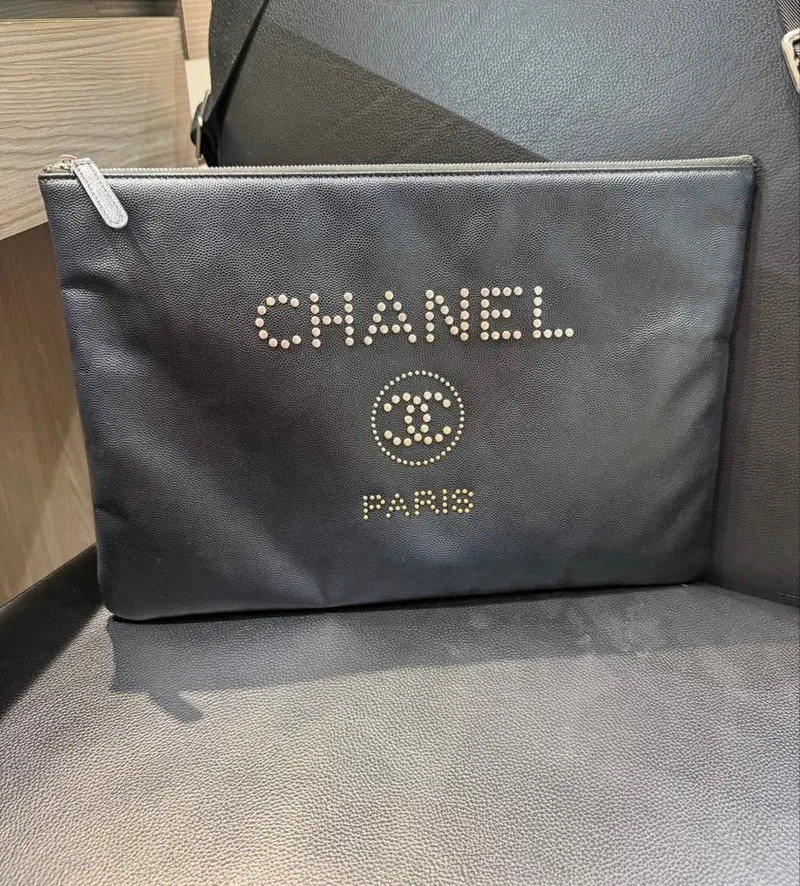 Borsa O-Case Chanel Deauville grande nera con borchie in caviale usata (2018)