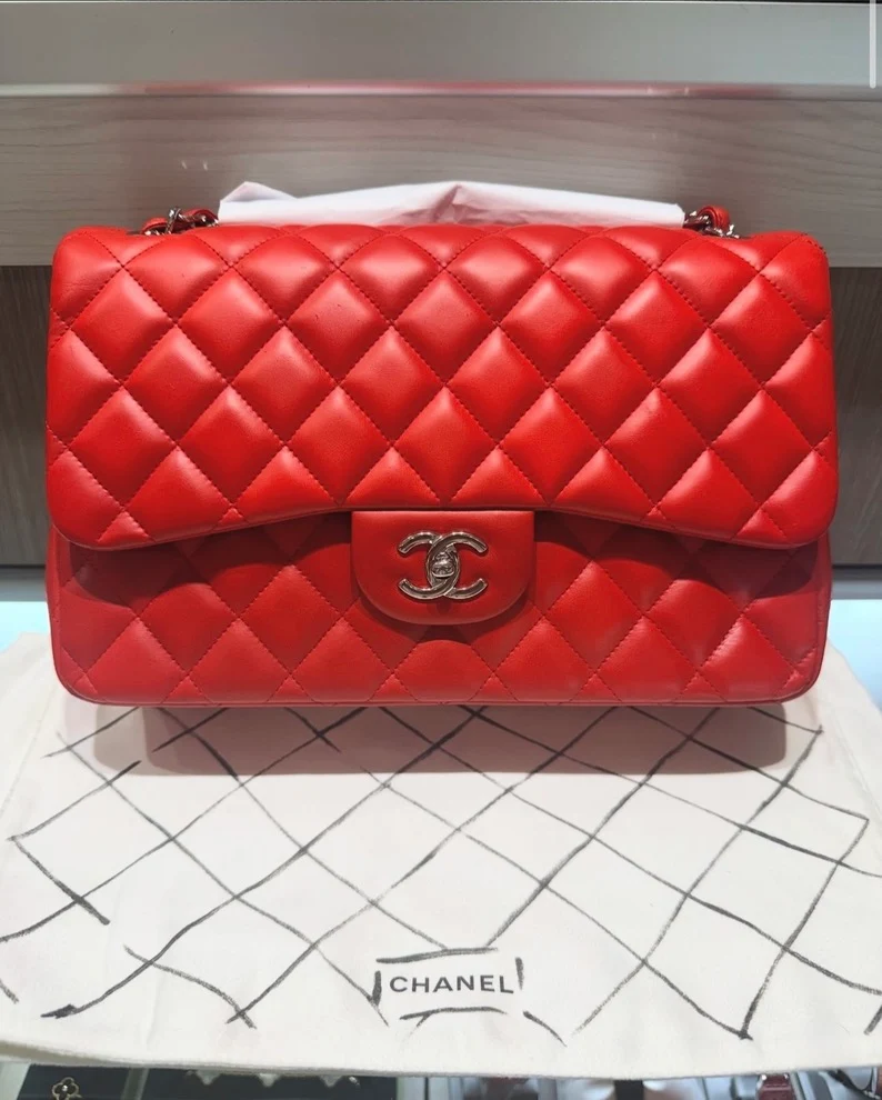 Borsa Chanel Jumbo Double Flap trapuntata in pelle di agnello, usata, color rosso Cayenne con finiture argentate