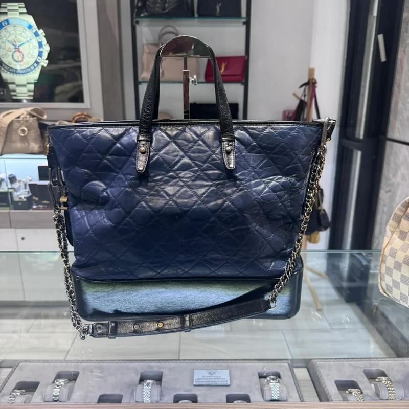 Borsa shopping Gabrielle grande trapuntata CHANEL in pelle di vitello invecchiata, usata, blu navy e nero