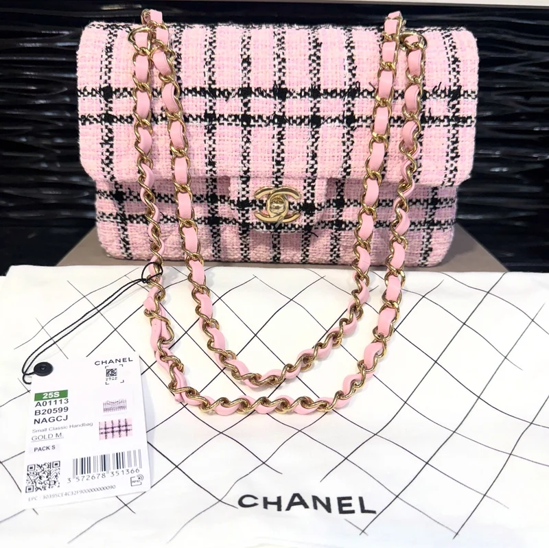 Borsa Chanel piccola classica con patta, mai indossata, in tweed rosa e nero con dettagli in metallo dorato, prezzo al dettaglio $ 9,400
