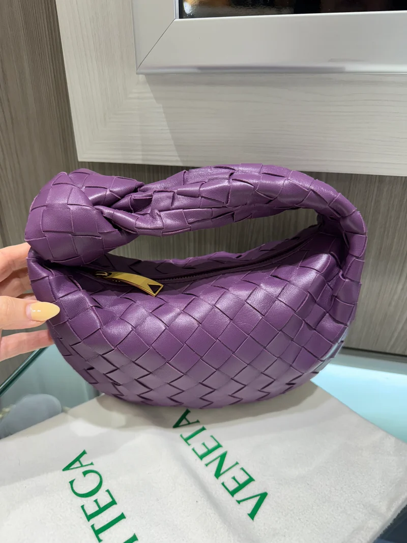 Borsa a tracolla Bottega Veneta Jodie Hobo Mini in pelle viola, mai indossata