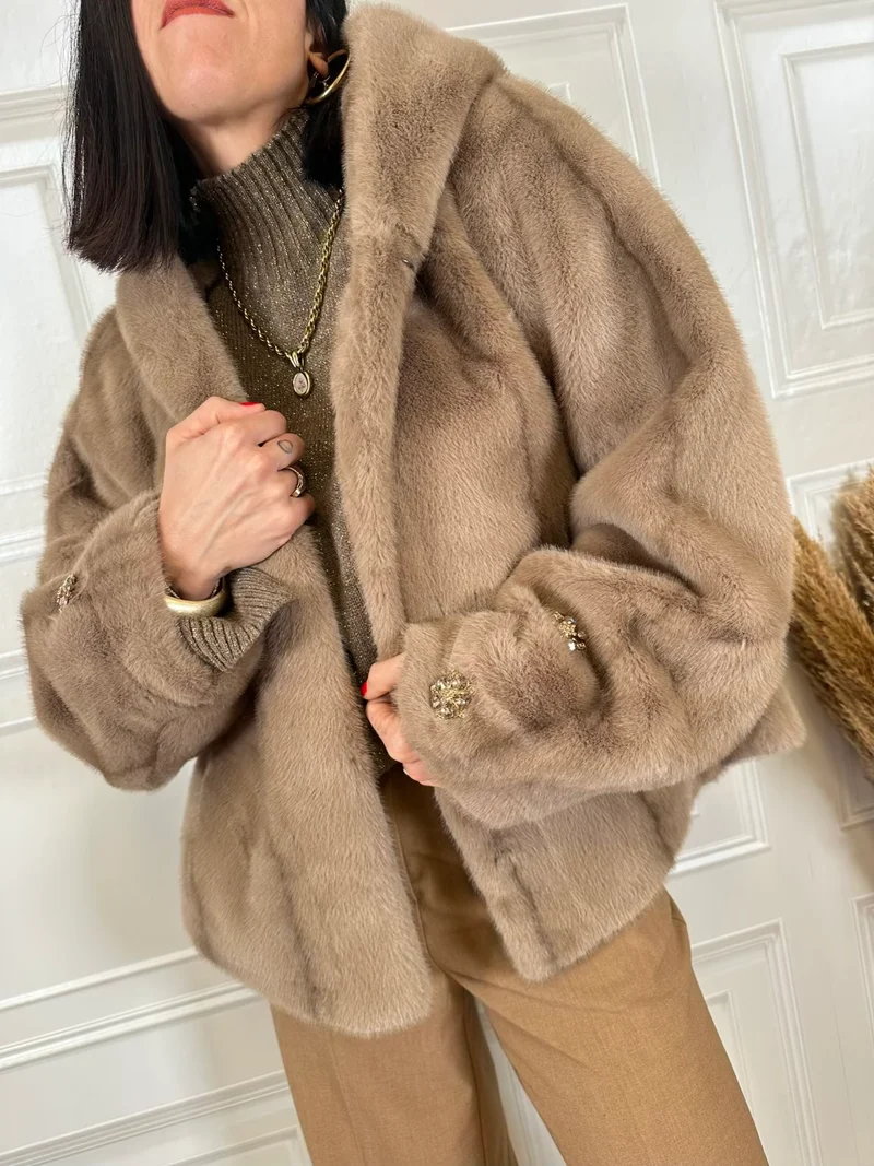 Eco pelliccia bottoni gioiello e cappuccio - HolaSelection