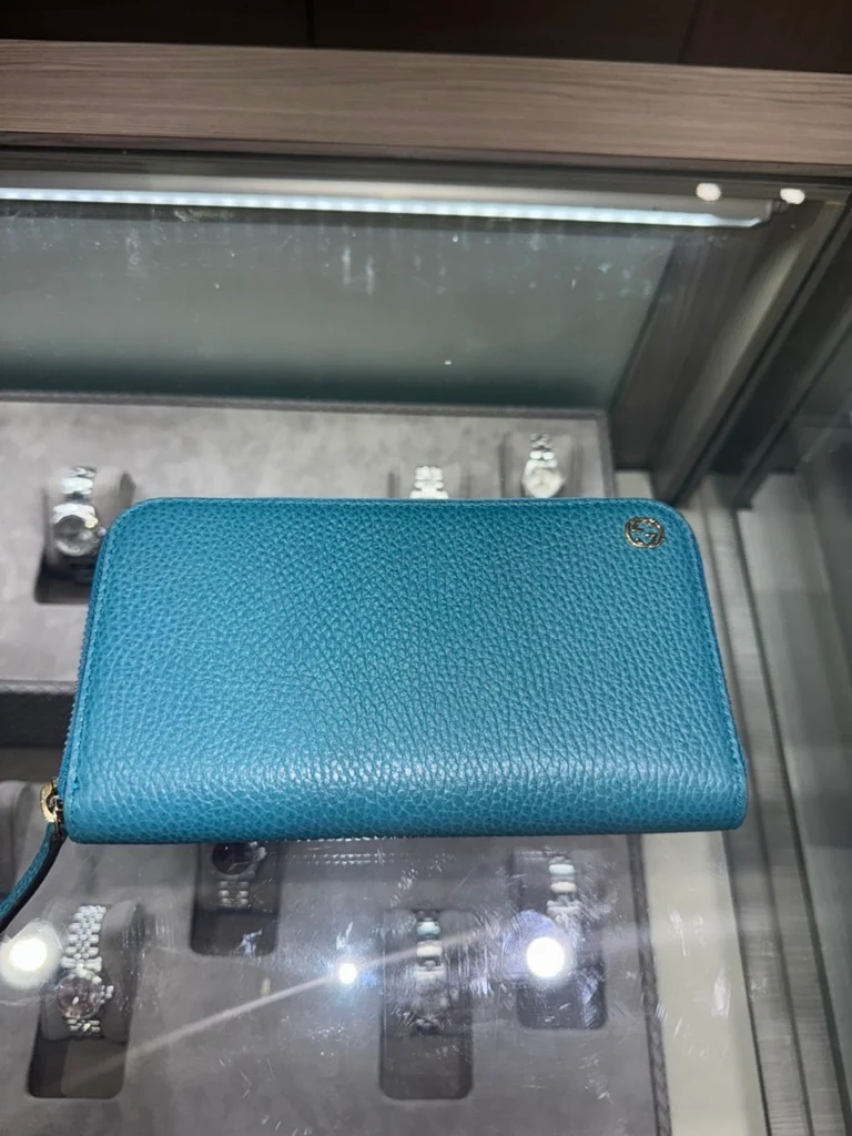 Portafoglio lungo Gucci Teal usato in pelle goffrata. Modello: 449347