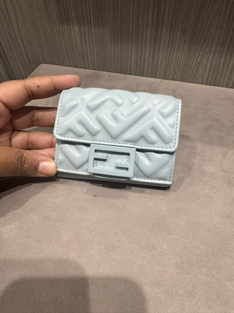 Portafoglio Fendi Baguette Micro Trifold usato in pelle nappa azzurra