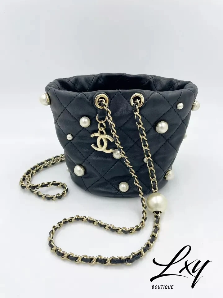 Borsa a secchiello Chanel Mini Bucket in pelle di agnello trapuntata con coulisse e perle, usata, nera (collezione 2021)