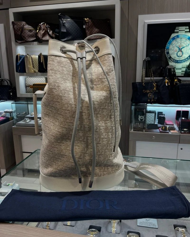 Borsa a secchiello Christian Dior White Duffle Overnighter usata, in tela bianca e pelle (2021)