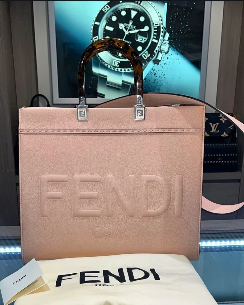 Borsa Fendi Sunshine Tote media in pelle martellata color carne usata con tracolla