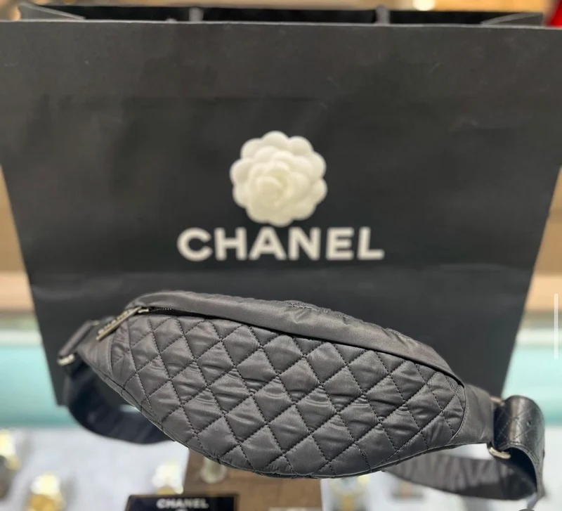 Borsa Chanel Banana Sport Fanny Pack (serie 20) usata, da passerella