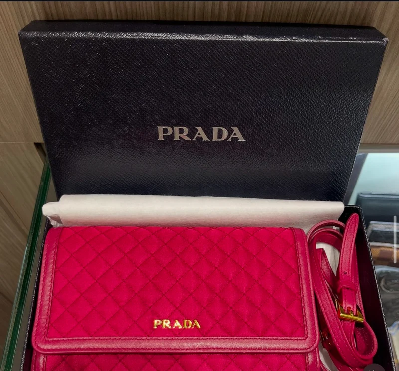 Portafoglio a tracolla Prada in nylon trapuntato rosa scuro con finiture in pelle usato