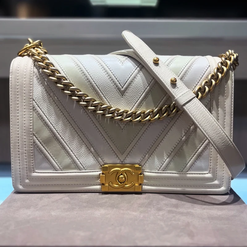 Borsa Chanel Boy Flap Bag usata, bianca, grigia, verde chiaro, in pelle di vitello e caviale con motivo chevron, nuova, di medie dimensioni, con finiture in oro anticato (collezione 2016)