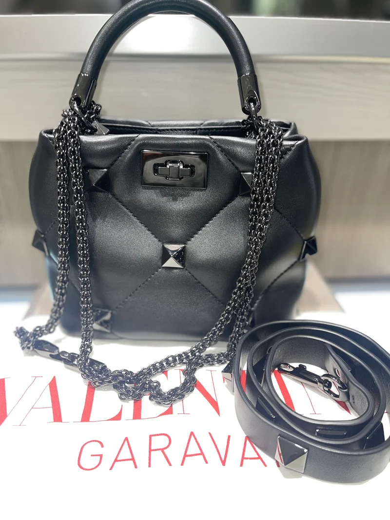 Borsa a tracolla media Valentino Roman Stud nera usata