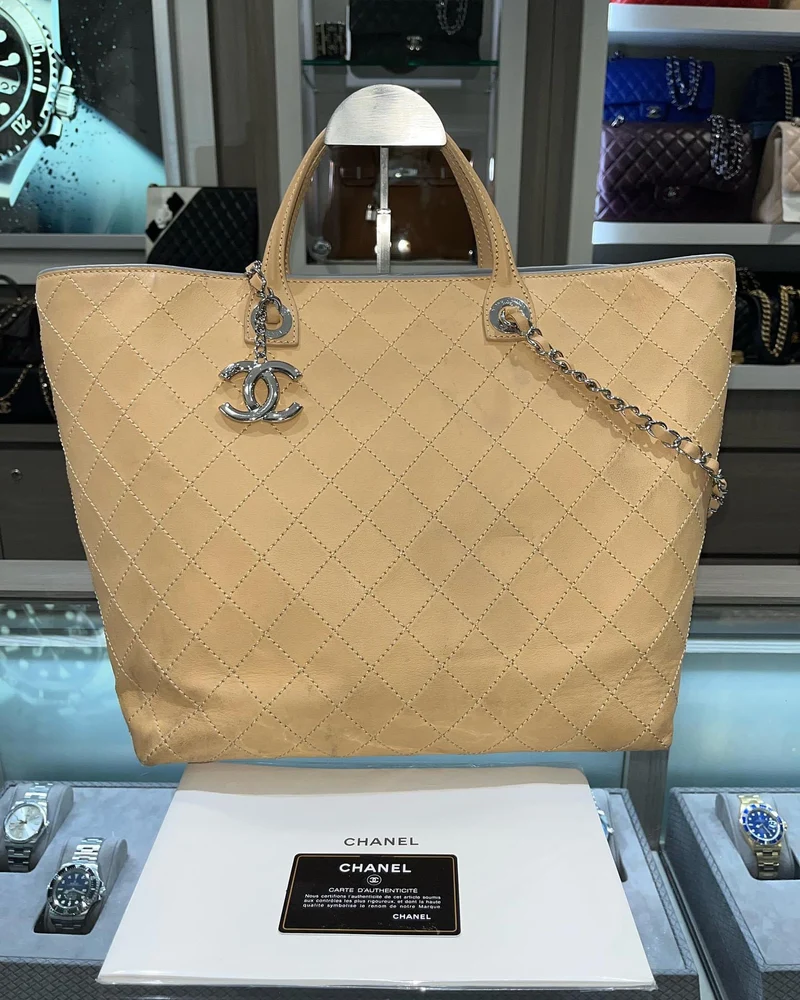 Borsa Chanel grande beige e marrone chiaro, usata, con punto frusta e carta (2018)