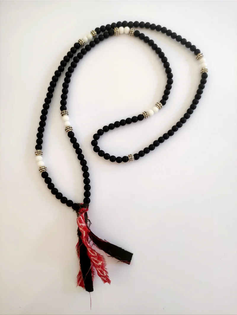 SODA - collana mala tibetano onice opaco nero e agata bianca