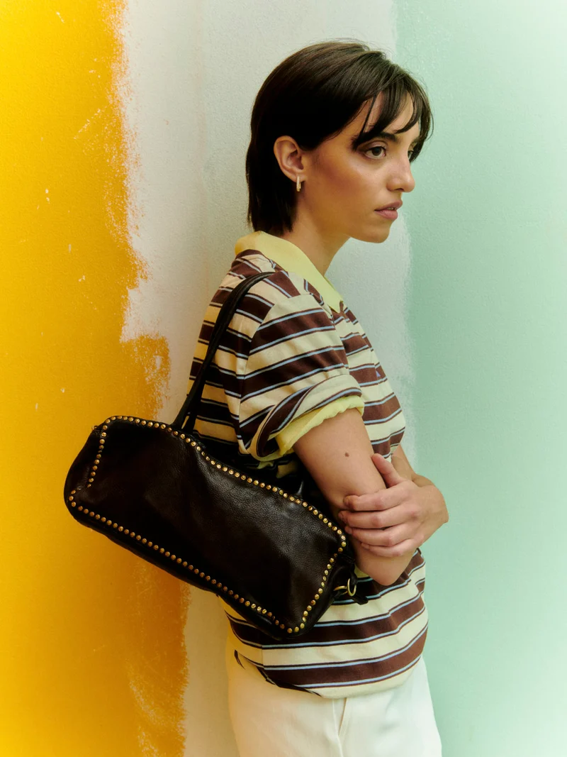 Borsa bauletto Simona in pelle con borchie moro