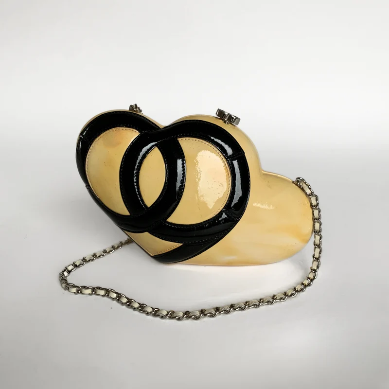 Chanel Borsa a tracolla cuore in pelle verniciata (Limited Edition)