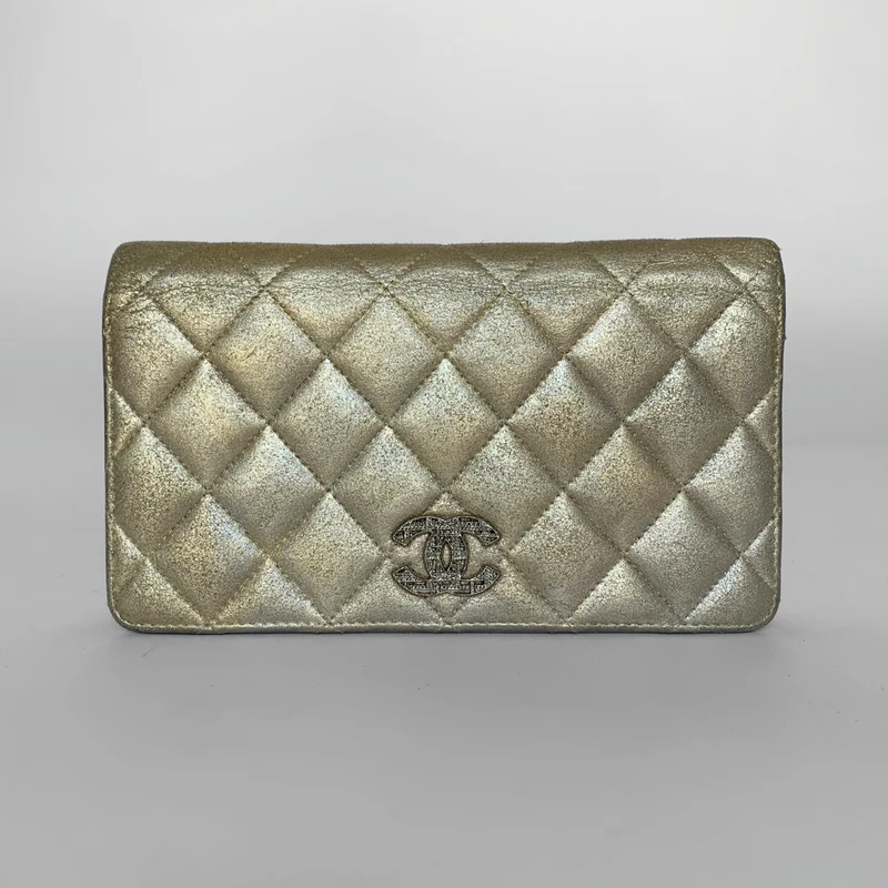 Chanel Portafoglio lungo in pelle di agnello trapuntata metallizzata con logo CC in cristallo.