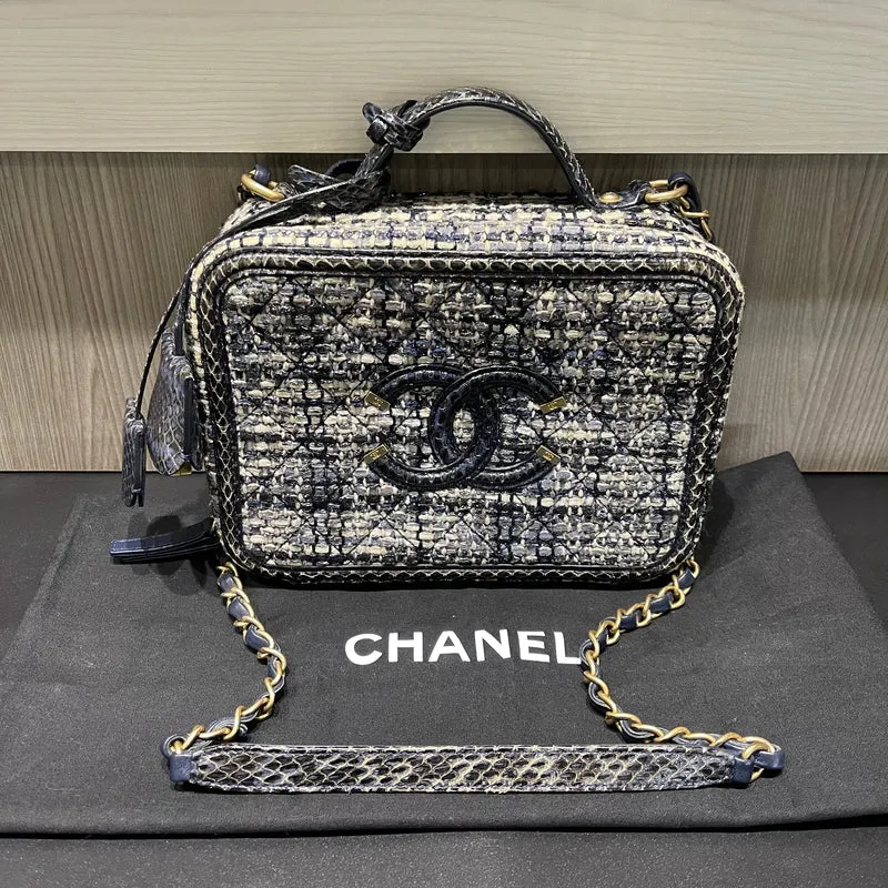 Borsa da viaggio media Chanel Filigree, usata, in tweed blu navy e pelle di pitone.