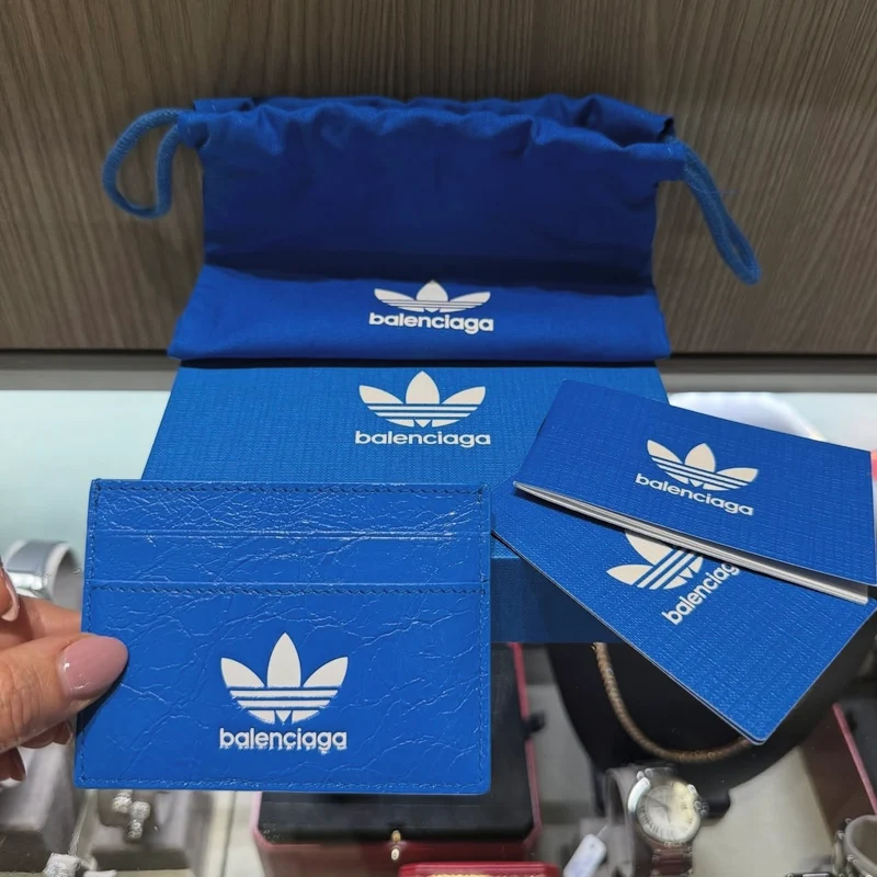 Porta carte Balenciaga x Adidas mai indossato