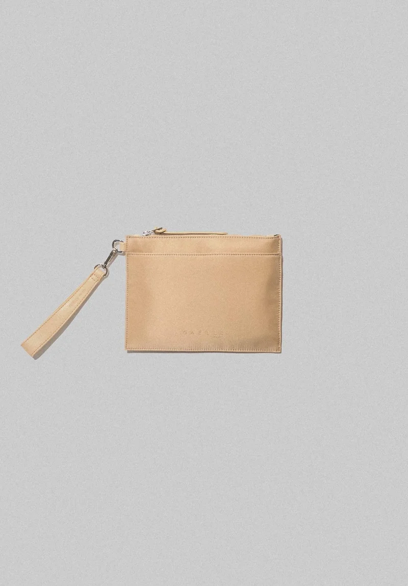 Pochette Uomo con scritta tono su tono